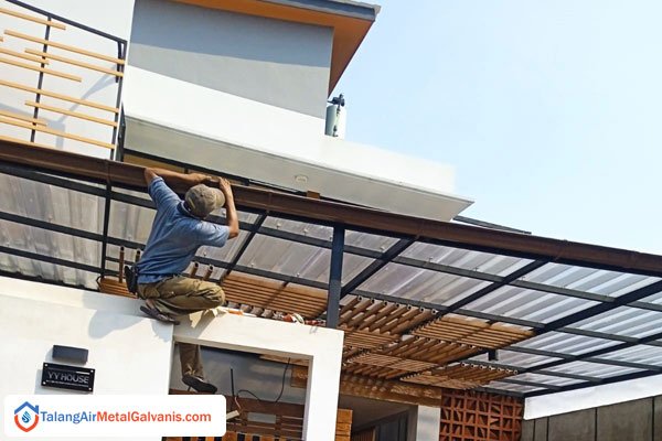 Perbandingan Talang Air Galvanis vs Paralon: Kelebihan, Kekurangan, dan Harga - Pelajari perbedaan talang air galvanis dan paralon, termasuk kelebihan, kekurangan, harga, serta kerapihan pemasangan untuk pilihan rumah Anda.